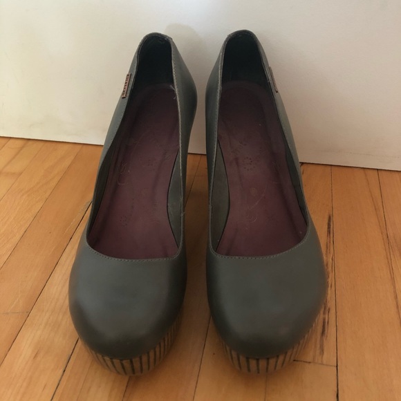 Firetrap grey platform heels w/ striped bottom, 9 - Picture 2 of 4